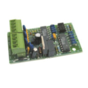 FOC-810 | EL-ISOL es un dispositivo aislador que se debe utilizar al conectar equipos externos a las salidas RS232 del Panel de control de luz de emergencia FOC-798 (EL-2), para evitar fugas a tierra.