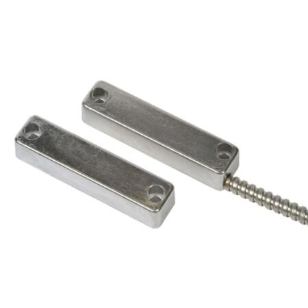 DEM-1281-G2 | Contacto magnético de mediana potencia apto para carpintería metálica. Carcasas de aluminio con acabado electro pulido. Distancia operativa de apertura/cierre Y de 55/33 mm. Distancia operativa de apertura/cierre Z de 65/33 mm. Imán de alnico 5. Cable manguera de 2 metros con 60 cm de flexoprotector en acero. EN50131-2-6 Grado 2, Clase III.