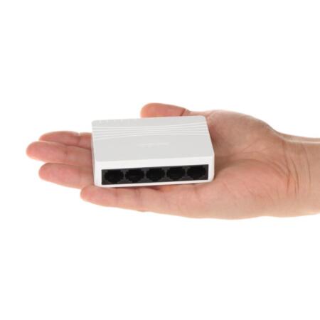 HIK-192 | Switch Comercial HIKVISION de 5 puertos Fast Ethernet. Soporta ADI/ADIX. Store-and-forward. MAC 1K. 1Gbps. Montaje de escritorio o pared. Plug&PLay. 5V CC.