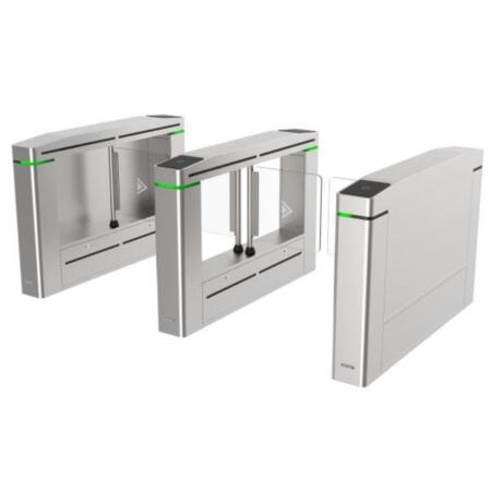 HIK-247 | Torno preparado para instalar terminal de reconocimiento facial (no incluido). Carril medio de 650 mm de ancho, con lector de tarjetas. El motor eléctrico admite más de 3 millones de aperturas/cierres. 12 pares de detectores de luz IR. Mensajes de audio personalizables. Alarma de corte audible y visual. Mecanismo de bloqueo anti-fuerza. Autodetección, autodiagnóstico y alarma automática. Alarmas audibles y visuales, incluyendo alarma de intrusión, alarma de paso inverso, alarma de marcha atrás y alarma de escalada de barrera. Gestión a través del control remoto y el cliente de control iVMS-4200