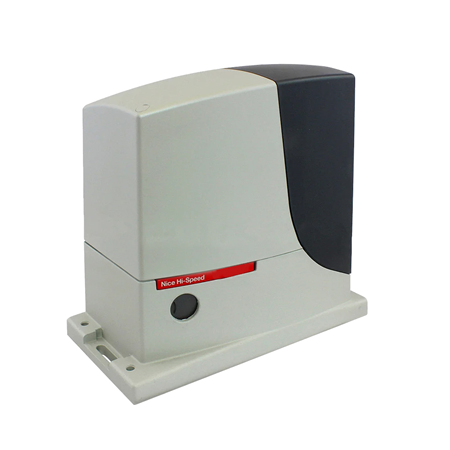 NICE-013 | Motore ad alta velocità per cancelli scorrevoli fino a 500 kg. Per porte ad uso residenziale o industriale. Motoriduttore elettromeccanico 24V DC. Ideale per un uso intensivo: l'apertura di una porta di 4 metri richiede 9 secondi. Consente di effettuare collegamenti con soli due fili tra la centrale e fino a 7 coppie di fotocellule, dispositivi di comando, sicurezza e segnalazione. Il sensore di temperatura adatta la potenza del motore alle condizioni climatiche, adattando la protezione termica. Rilevamento ostacoli e programmazione automatica dei tempi di lavoro. Autodiagnosi con indicazione lampeggiante. 8 livelli di programmazione. Accelerazione e decelerazione regolabili all'inizio e alla fine di ogni manovra. Sblocco con maniglia in alluminio e apertura facilitata. Motoriduttore su cuscinetti