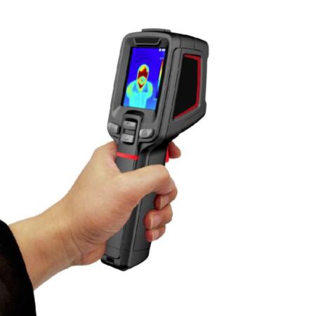 SAM-4641 | Thermal camera for body temperature measurement and fever detection. 120 x 90 thermal resolution, 2.28mm thermal lens. LCD display. Over temperature alarm (default 37.3 °C). USB-C port. TF card slot. IP54. Rechargeable lithium ion battery.
