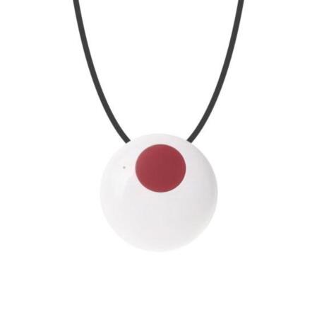 VESTA-081 | Comunicador de voz de emergencia / collar colgante de VESTA. Genera una llamada de alarma cuando se detecta una caída. El micrófono y el altavoz incorporados permiten hablar con la Central Receptora. Seguimiento de voz post alarma tras una llamada de emergencia. Función de ahorro de energía del panel. Compacto y fácil de usar. Usado como colgante. Compatible con paneles de alarma médica VESTA. Estándar IP67 a prueba de agua y polvo